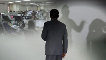 "옷깃 고쳐줄게" 상의에 손 넣었는데…우정청 "성추행 아냐"