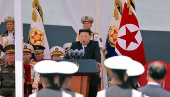북한 5000톤급 구축함 최현호 취역…김정은 "경이적 전투력"