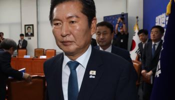 정청래 대표 전격 사퇴, '이재명 정부 성공'과 '연임 도전'