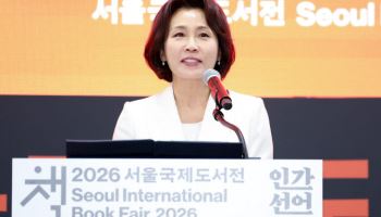 김혜경 여사, 국제도서전 찾아 유시민 코너 방문…‘문재인의 독서’ 살펴봐