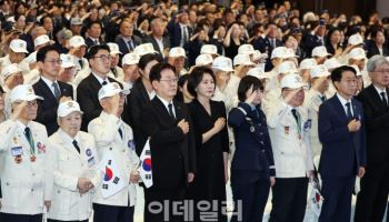 李 “오늘의 평화는 6·25 영웅 희생 덕분”…“전쟁 걱정 없는 한반도 만들 것”