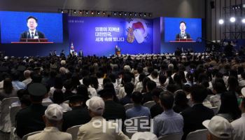 李 “강력한 국방력으로 평화의 한반도 만들 것”…6·25 영웅에 감사