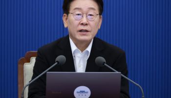 靑 “이 대통령, 문 전 대통령과 오찬서 국정 현안 전반 허심탄회 논의”
