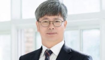 휴대폰 반입 금지하는 학교…“학생 전인적 성장 위해 불가피”