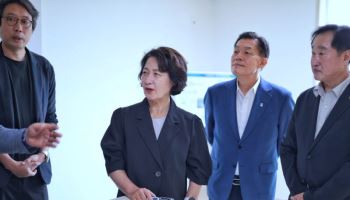 당선인 신분 마지막 주말, 사각지대로 향한 추미애