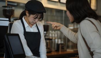 "반말은 기본, 물건도 날아와"…알바생 10명 중 3명 "고객갑질 당해"