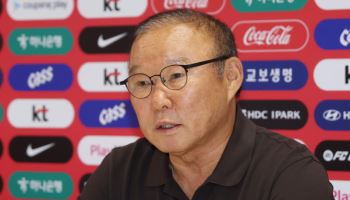 박항서 단장 "축협, 뼈를 깎는 반성해야"…'최악 성적' 고개 숙였다
