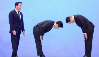 대통령 큰절 받을 뻔한 이재용·최태원…강훈식 "진심 고마웠던 것"