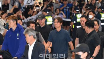 "홍명보 꺼져"...'32강 좌절' 축구대표팀, 팬들 비난 속 씁쓸한 귀국