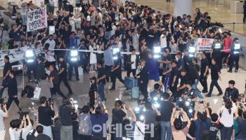 “홍명보 나가” 새벽 공항 뒤덮은 분노…경찰 160명 배치된 대표팀 귀국길