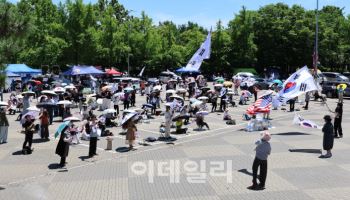 '잠실 개표소 시위' 연습용 수류탄 소지한 20대男, 경찰 조사