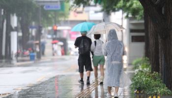 내일부터 제주·남부서 '지각 장마' 본격화…수도권은 찜통더위 이어져