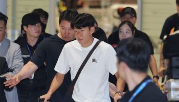 "고개 숙이지 말아요"... 손흥민, 팬들 격려 속 귀국... 홍명보와 대조