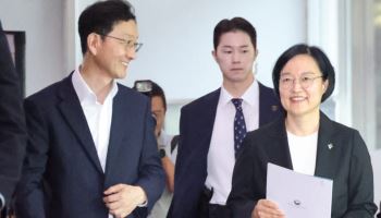 '첫 출근' 韓총리 "한국 대격변 주도국 변모…정책 실행 속도 중요"
