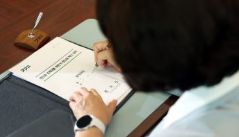 재정 위기 정면돌파 택한 추미애, 1호 결재는 '반도체 초격차 대책'