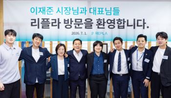 이재준 수원시장, 민선 9기 첫날 청년기업인과 어깨동무