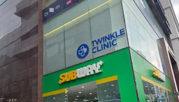 기계식 주차장 고장에...70대 관리인, 차량 옮기다 상가로 돌진(종합)