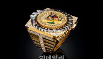 다이아몬드 321개 박힌 초대형 반지 선물받은 트럼프
