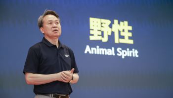 진옥동 신한금융 회장 "리더부터 AI로 역량 강화 나서야"