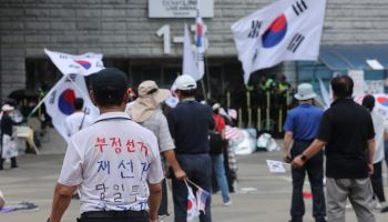 핸드볼경기장 앞에서 멈춰 선 스포츠 공공성
