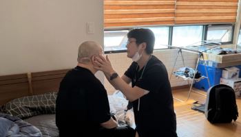 계단 내려올 방법 없어 약 수령 '막막'…거동불편 고령환자 이동지원 절실