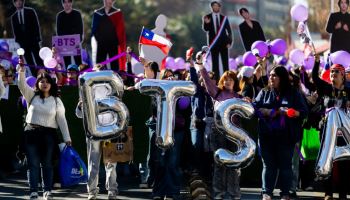 칠레 정부, BTS 공연장 승인 불허…팬 수백 명 거리 시위