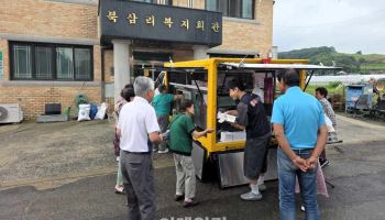 "쇼핑 소외지역에 생필품 이동장터 '행복마차' 출동!"