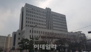 '혐중·부정선거 현수막' 단체 대표, 구속 면해
