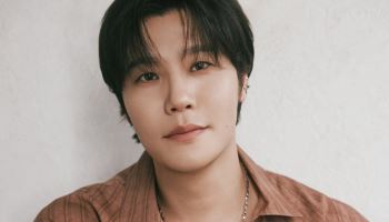 이현, 빅히트뮤직과 재계약 체결…19년째 동행