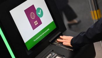 유럽 공항, 새 출입국 시스템에 '대혼란'…여름 성수기 비상