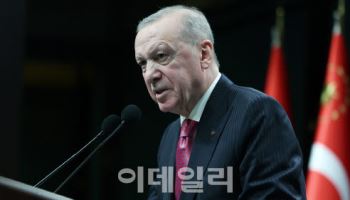 에르도안, 나토 정상들에 ‘실탄 든 권총’ 선물…'반입 못해' 소동도