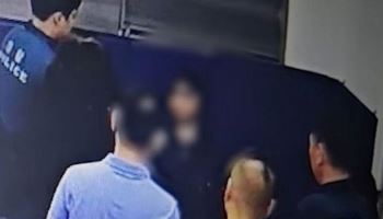 마트서 비닐봉지에 1억6000만원 '현금다발'…여성의 정체
