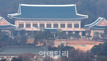 靑 “중국 헬륨 수출금지, 국내 반도체 업계 영향 없어”