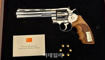 李대통령, 에르도안에게 맞춤형 권총·실탄 선물 받아…靑 “기록관 이관”