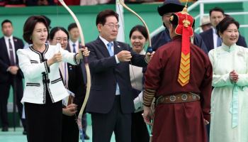 청와대 “韓 국궁·몽골 활쏘기 공통점 확인…스포츠 협력 확대”