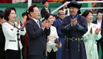 '초원 오찬'으로 환대한 몽골…이 대통령 부부에 조랑말 2마리 선물