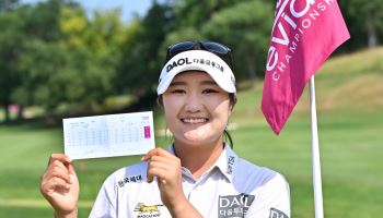 유해란 역사 새로 썼다, 메이저 사상 첫 '60타'…2연속 우승 향해 '순항'