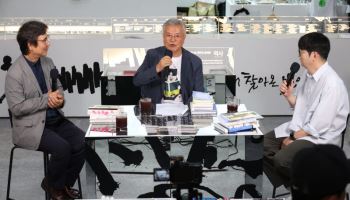 문재인·베르베르 북토크에 구름인파…도서전 둘째날도 열기 후끈
