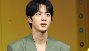 BTS 진 ‘기습 뽀뽀’한 일본 여성, 첫 재판에 안 나타나…향후 일정은