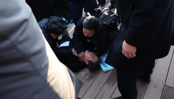 李 가덕도 테러, 수사 축소·은폐 있었다…배후는 無