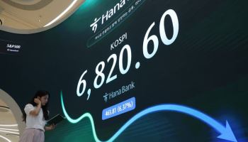 개인 3.7조 매수에도 7000선 내줘…코스피 6%대 급락 마감