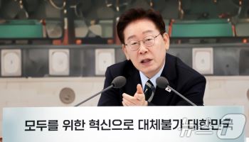 "16세 이하 SNS 제한 논의"…이 대통령, AI 생성물 유통 규제도 속도전 주문