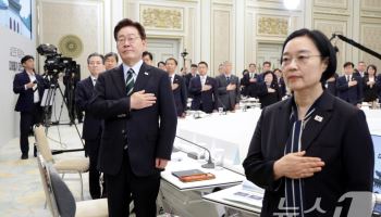 "글로벌 불안감이 우리에겐 기회"...이 대통령,  소버린 AI 글로벌 진출 전략 주문