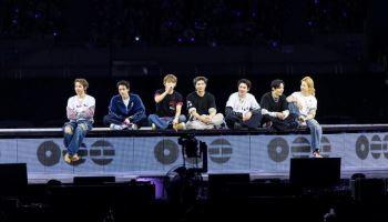 마크롱 프랑스 대통령도 '직관'…BTS 파리 공연에 8만 8000명 운집