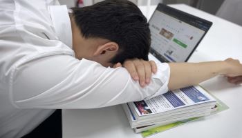 쉬어도 풀리지 않는 피로, 몸이 보내는 ‘만성피로’의 경고