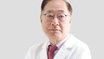 [전문의 칼럼] 노년기의 등이 굽는 현상, 단순 노화가 아니다?
