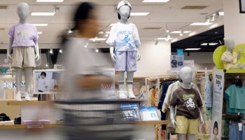 바닥 찍은 분유·기저귀, 다시 팔린다…대형마트에 부는 육아 '훈풍'