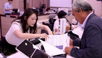 “할머니, 이제 버스 40분 타고 은행 안가셔도 돼요"…은행 대체하는 우체국