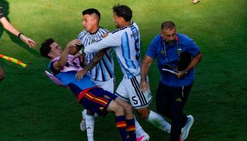 우승 세리머니에 목 조르고 밀치고… FIFA, 아르헨 '결승전 난동' 조사