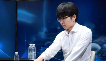 신진서, 최강 AI 카타고 꺾었다…1패 뒤 2연승 ‘인간의 역전승’